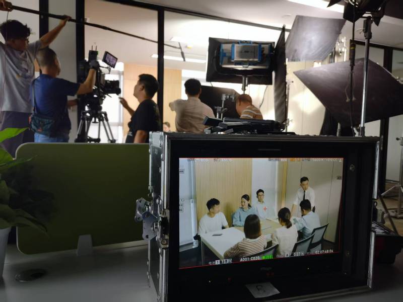 峨山TVC拍摄公司：科技产品视觉化大师，诠释未来感与功能美学